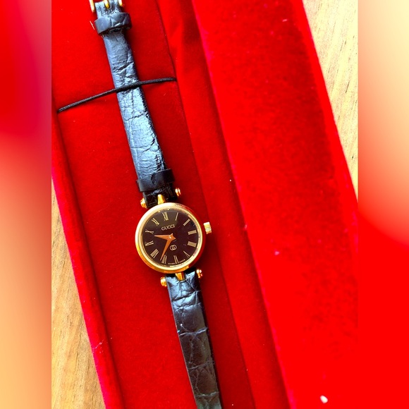 Authentic GUCCI black dial watch 🌹 - Picture 7 of 11